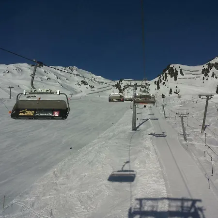 Hochzillertal Mit Sauna & E-ladestation 齐勒河谷的里德
